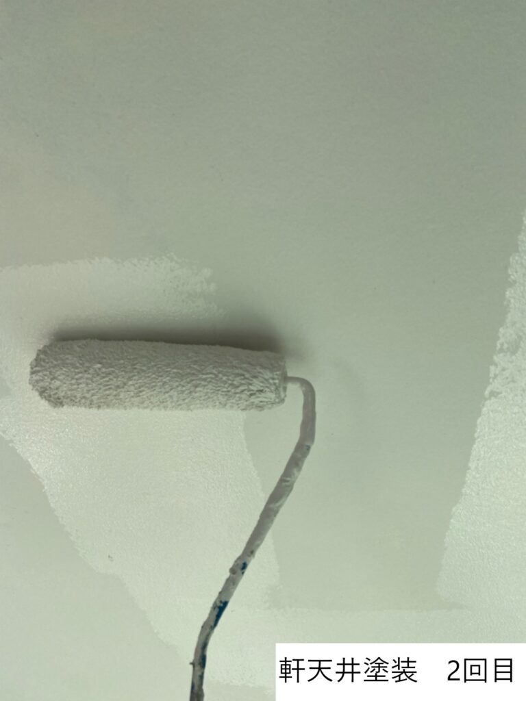 軒天の塗装2回目を行います。<br />
細かな塗装も手作業で丁寧に塗装していきます。<br />
